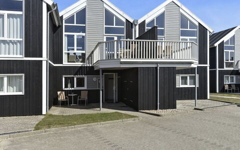 Chris - 750M from the Sea: Blau, Hütte, Haus, Zuhause, Bauernhaus, Estate, Abstellgleis