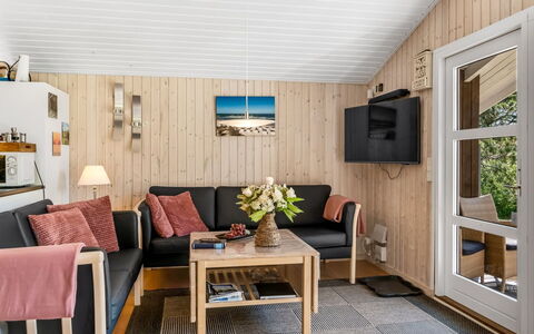 Brunetta - 800M from the Sea: Möbel, Holz, Flooring, Fussboden, Interior Design, Couch, Wohnzimmer, Zimmer, Decke, Zuhause