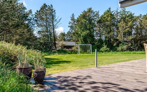 Brunetta - 800M from the Sea: Grün, Strauch, Garten, Grundstueck, Ground, Schatten, Rasen, Landscaping, Garten, Walkway