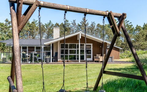 Brunetta - 800M from the Sea: Holz, Spielmittel, Erholung, Schwingen, Schatten, Freizeit, Park, Garten, Rasen, Spielplatz