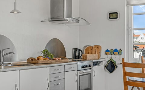 Jördis - 150M from the Sea: Küche, Küchengerät, Countertop, Major Appliance, Flooring, Interior Design, Haushaltsgerät, Cabinetry, Möbel, Zimmer