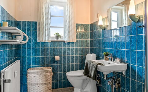 Jördis - 150M from the Sea: Blau, Armatur, Badezimmer, Interior Design, Flooring, Fliese, Installation, Zapfhahn, Sinken, Toilette