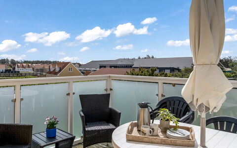 Jördis - 150M from the Sea: Möbel, Stuhl, Tabelle, Gartenmöbel, Küche & Esszimmer Tisch, Balkon, Tisch Im Freien, Kaffetisch, Holzbeize, Hartholz
