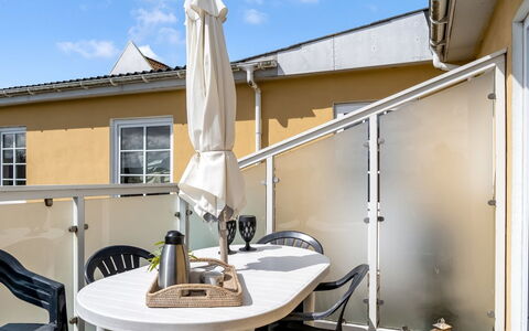 Jördis - 150M from the Sea: Möbel, Stuhl, Gartenmöbel, Balkon, Tisch Im Freien, Glas, Schatten, Holzbeize, Deck, Hartholz