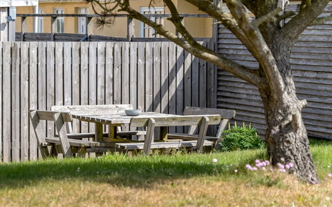 Jördis - 150M from the Sea: Strauch, Garten, Möbel, Gartenmöbel, Rasen, Schatten, Hinterhof, Ground, Außenbank, Tisch Im Freien