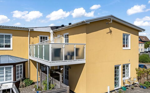 Jördis - 150M from the Sea: Wohngebiet, Haus, Zuhause, Veranda, Tür, Balkon, Geländer, Schiebefenster, Estate, Garten