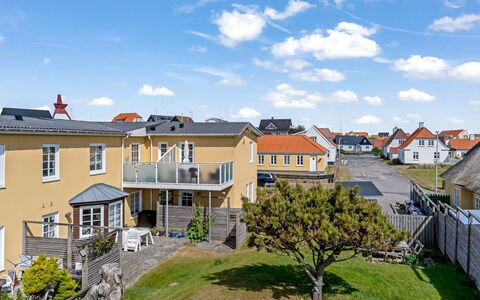 Jördis - 150M from the Sea: Wohngebiet, Haus, Zuhause, Dach, Vorort, Hütte, Estate, Veranda, Garten, Balkon