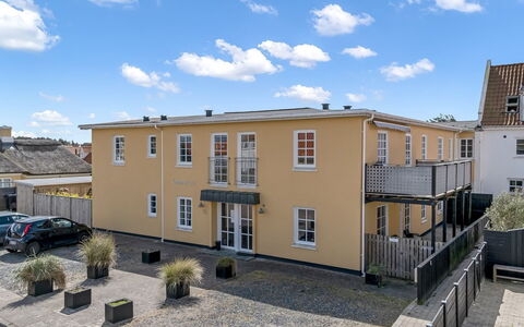 Jördis - 150M from the Sea: Fassade, Tür, Urban Design, Schiebefenster, Balkon, Tor, Zaun
