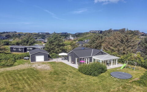 Annina - 500M from the Sea: Dach, Haus, Zuhause, Hütte, Abstellgleis, Estate, Auffahrt, Gartenbauten, Garten, Schuppen