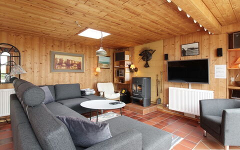 Ehmi - 500M from the Sea: Möbel, Interior Design, Couch, Flooring, Wand, Fussboden, Holz, Wohnzimmer, Decke, Zimmer