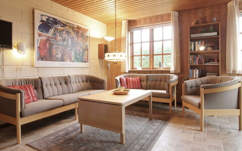 Ehmi - 500M from the Sea: Möbel, Flooring, Interior Design, Fussboden, Holz, Tabelle, Holzboden, Couch, Wohnzimmer, Zimmer