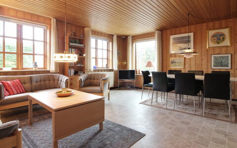 Ehmi - 500M from the Sea: Möbel, Interior Design, Holz, Flooring, Decke, Fussboden, Zimmer, Wohnzimmer, Zuhause, Tabelle