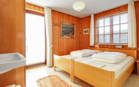 Ehmi - 500M from the Sea: Holz, Möbel, Interior Design, Schlafzimmer, Bett, Fussboden, Flooring, Zuhause, Zimmer, Bettrahmen