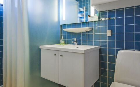 Ehmi - 500M from the Sea: Bad Sink, Armatur, Badezimmer, Wand, Sinken, Flooring, Interior Design, Zapfhahn, Fussboden, Installation