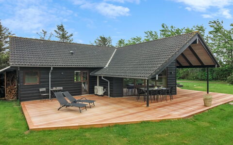 Harri - 850M from the Sea: Haus, Zuhause, Tür, Dach, Hütte, Estate, Garten, Schatten, Abstellgleis, Garten