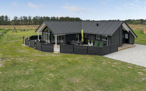 Ina - 1.2Km from the Sea: Dach, Zuhause, Hütte, Abstellgleis, Schatten, Gartenbauten, Estate, Veranda, Bauernhaus, Garten
