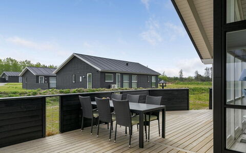 Ina - 1.2Km from the Sea: Zuhause, Dach, Die Architektur, Haus, Abstellgleis, Grundstueck, Hütte, Veranda, Tür, Estate