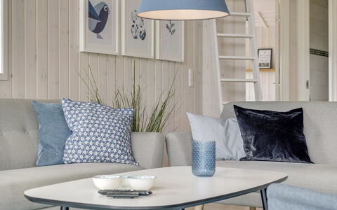 Ina - 1.2Km from the Sea: Möbel, Flooring, Interior Design, Fussboden, Wohnzimmer, Couch, Zuhause, Dekokissen, Kissen, Kissen