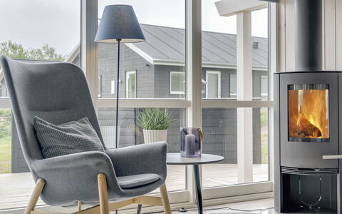 Ina - 1.2Km from the Sea: Möbel, Interior Design, Flooring, Fussboden, Wohnzimmer, Stuhl, Holzboden, Zimmer, Haushaltsgerät, Couch