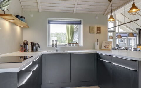 Ina - 1.2Km from the Sea: Küche, Countertop, Flooring, Cabinetry, Küchengerät, Interior Design, Decke, Armatur, Major Appliance, Zapfhahn