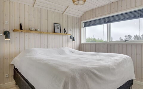 Ina - 1.2Km from the Sea: Holz, Schlafzimmer, Decke, Flooring, Bett, Fussboden, Interior Design, Bedding, Bettdecke, Bettrahmen