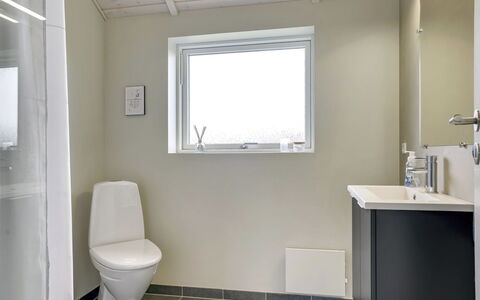 Ina - 1.2Km from the Sea: Toilleten Sitz, Wand, Flooring, Fussboden, Armatur, Toilette, Interior Design, Badezimmer, Decke, Installation