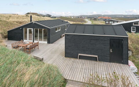 Mylius - 100M from the Sea: Wohngebiet, Dach, Vorort, Auffahrt, Estate, Kamin