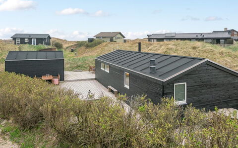 Mylius - 100M from the Sea: Wohngebiet, Dach, Vorort, Auffahrt, Estate, Kamin