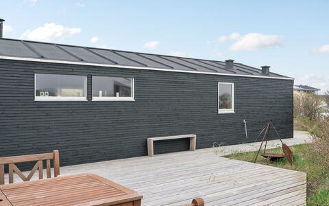 Mylius - 100M from the Sea: Wohngebiet, Dach, Vorort, Auffahrt, Estate, Kamin