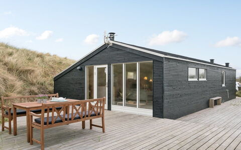 Mylius - 100M from the Sea: Wohngebiet, Dach, Vorort, Auffahrt, Estate, Kamin