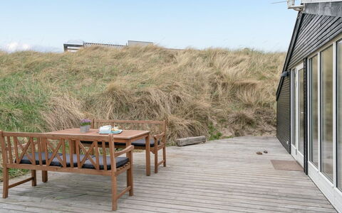 Mylius - 100M from the Sea: Wohngebiet, Dach, Vorort, Auffahrt, Estate, Kamin