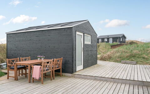 Mylius - 100M from the Sea: Wohngebiet, Dach, Vorort, Auffahrt, Estate, Kamin