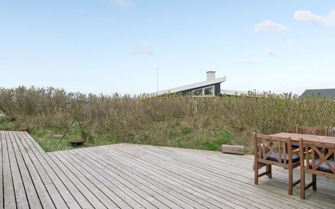 Mylius - 100M from the Sea: Wohngebiet, Dach, Vorort, Auffahrt, Estate, Kamin