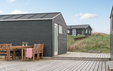 Mylius - 100M from the Sea: Wohngebiet, Dach, Vorort, Auffahrt, Estate, Kamin