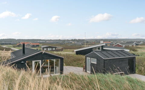 Mylius - 100M from the Sea: Wohngebiet, Dach, Vorort, Auffahrt, Estate, Kamin