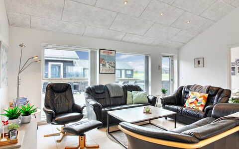 Edgar - 1.5Km from the Sea: Möbel, Interior Design, Decke, Flooring, Couch, Holz, Fussboden, Wohnzimmer, Zimmer, Beleuchtung
