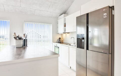 Edgar - 1.5Km from the Sea: Küche, Interior Design, Flooring, Küchengerät, Countertop, Decke, Fussboden, Holz, Major Appliance, Möbel