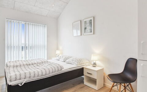 Edgar - 1.5Km from the Sea: Interior Design, Bett, Schlafzimmer, Decke, Fussboden, Flooring, Möbel, Zimmer, Beleuchtung, Bettdecke