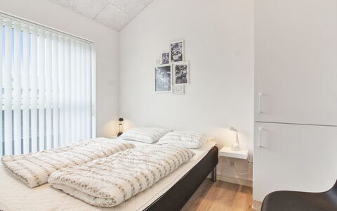 Edgar - 1.5Km from the Sea: Interior Design, Bett, Schlafzimmer, Decke, Fussboden, Zimmer, Möbel, Flooring, Wohnung, Bedding