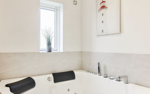 Edgar - 1.5Km from the Sea: Badewanne, Armatur, Badezimmer, Interior Design, Flooring, Fussboden, Installation, Zimmer, Decke, Zapfhahn