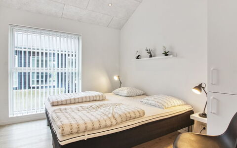 Edgar - 1.5Km from the Sea: Interior Design, Wand, Decke, Holz, Schlafzimmer, Fussboden, Flooring, Bett, Zimmer, Möbel