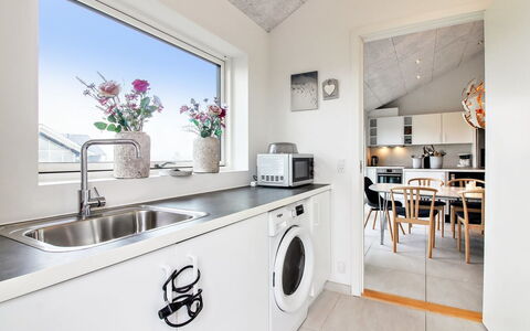 Edgar - 1.5Km from the Sea: Flooring, Major Appliance, Waschmaschine, Interior Design, Fussboden, Küche, Decke, Countertop, Küchengerät, Wäschetrockner