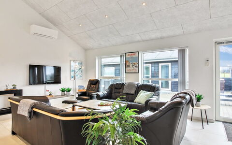 Edgar - 1.5Km from the Sea: Möbel, Interior Design, Couch, Flooring, Decke, Fussboden, Wohnzimmer, Light Fixture, Zimmer, Beleuchtung