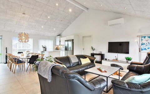 Edgar - 1.5Km from the Sea: Interior Design, Couch, Decke, Möbel, Holz, Flooring, Wohnzimmer, Fussboden, Zuhause, Beleuchtung