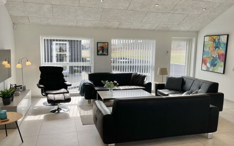 Dwerg - 1.5Km from the Sea: Möbel, Interior Design, Flooring, Wand, Couch, Fussboden, Decke, Wohnzimmer, Zimmer, Light Fixture