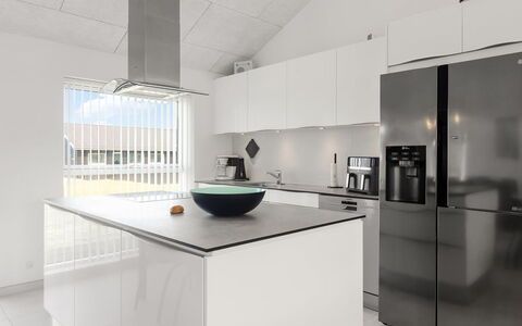 Dwerg - 1.5Km from the Sea: Küche, Countertop, Küchengerät, Interior Design, Flooring, Cabinetry, Decke, Major Appliance, Light Fixture, Fussboden