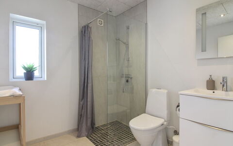 Dwerg - 1.5Km from the Sea: Flooring, Fussboden, Wand, Armatur, Interior Design, Badezimmer, Toilette, Decke, Toilleten Sitz, Sinken