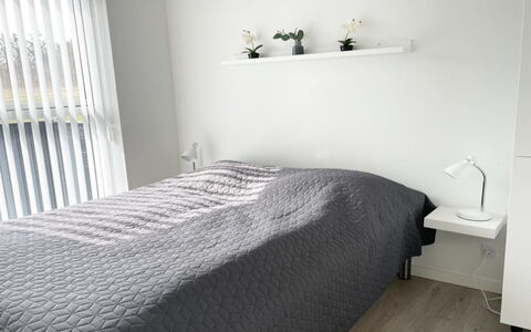 Dwerg - 1.5Km from the Sea: Schlafzimmer, Bett, Holz, Flooring, Interior Design, Bedding, Möbel, Bettdecke, Fussboden, Linens