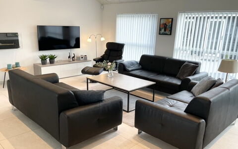 Dwerg - 1.5Km from the Sea: Möbel, Couch, Interior Design, Flooring, Fussboden, Wohnzimmer, Zimmer, Beleuchtung, Zuhause