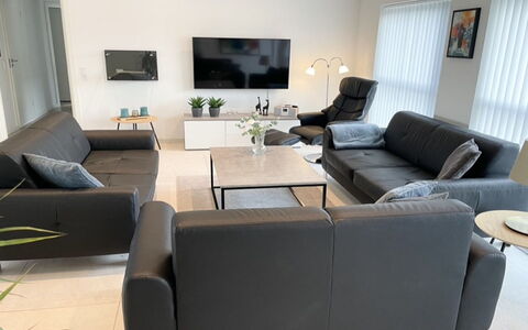 Dwerg - 1.5Km from the Sea: Möbel, Couch, Interior Design, Flooring, Fussboden, Wohnzimmer, Zimmer, Tabelle, Beleuchtung
